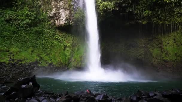 Opgebouwde Opname Van Fortuna Waterval Het Regenwoud Van Costa Rica — Stockvideo