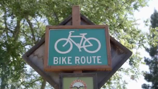 Tiro Panorámico Arriba Abajo Una Señal Ruta Bicicleta Napa California — Vídeo de stock