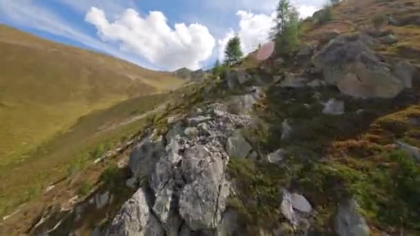 Fpv Aerial Drone Létání Blízkosti Davos Hillside Valley Dělat Ostrý — Stock video