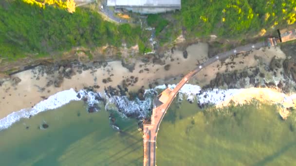 鳥目ハメ撮り夕日ショットの海の桟橋 30Fps — ストック動画