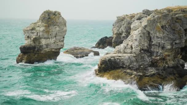 Klippig Havsutsikt Med Orörda Havsvattenvågor Bulgarien Svarta Havet Resmål — Stockvideo