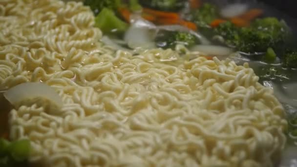 Movimiento Cocinar Fideos Verduras — Vídeo de stock