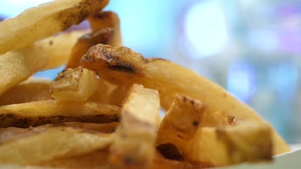 Bir Alışveriş Merkezinin Içindeki Yemek Salonundaki Masada Bin Çözünürlüklü Patates — Stok video