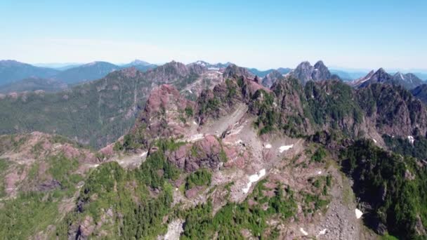 飞向锯齿状山脉 加拿大温哥华岛麦肯齐山脉 — 图库视频影像