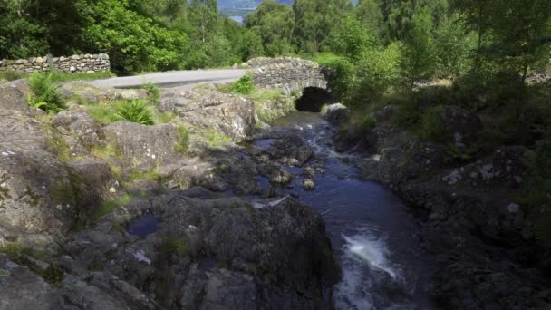 Ashness Bridge Uma Antiga Ponte Packhorse Com Vistas Maravilhosas Voltadas — Vídeo de Stock