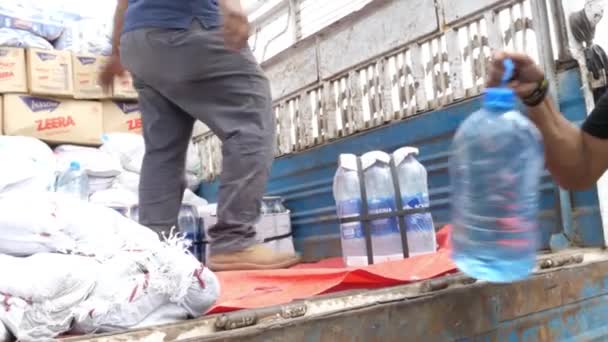 Volontario Del Camion Che Distribuisce Pacco Acqua Provviste Alle Vittime — Video Stock