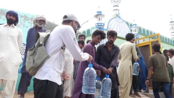 Persone Che Raccolgono Acqua Potabile Fresca Come Aiuto Pakistan Mezzo — Video Stock
