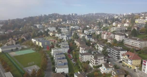 无人驾驶飞机俯冲空中射击 城市住宅区 房屋和建筑物周围花园 城市环境 — 图库视频影像