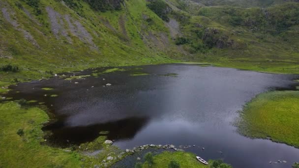 Bateau Rames Abandonné Trouve Sur Bord Lac Noir Effrayant Concept — Video