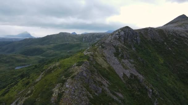 Letecký Pohled Drsný Skandinávský Úbočí Hory Záblesky Vody Norsko — Stock video