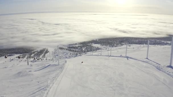 Voar Aéreo Atrás Esquiador Acima Uma Pista Esqui Com Uma — Vídeo de Stock