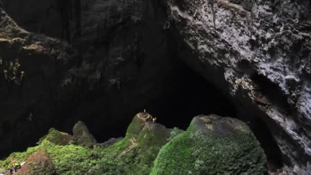 Snímek Lidí Stojících Gigantickém Stalagmitu Jeskyni — Stock video