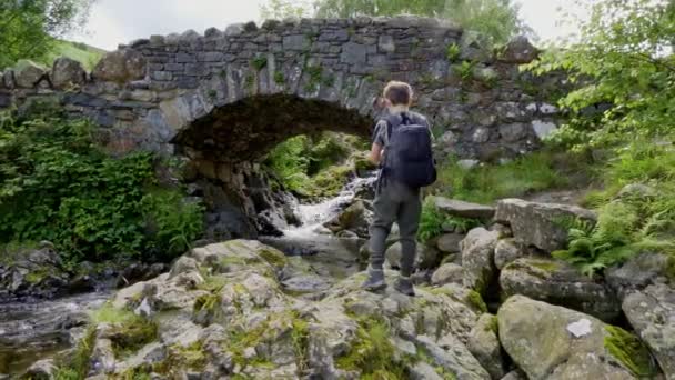 Boy Standing Ashness Bridge Uma Antiga Ponte Packhorse Com Vistas — Vídeo de Stock