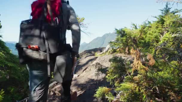 Kameradan Kayalığa Yürüyen Yürüyüş Mackenzie Sıradağları Vancouver Adası Kanada — Stok video