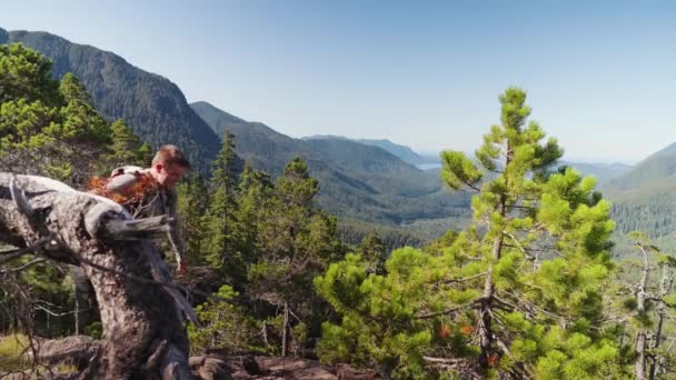 Hiker Climbing Shot Pacific Landscape Mackenzie Range Vancouver Island Canada — Stok Video