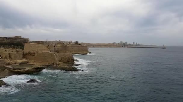 Vista Panorâmica Costa Perto Valletta Ruínas Fort Ricasoli Recebem Visitantes — Vídeo de Stock