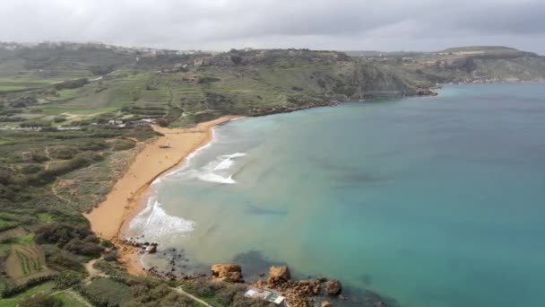 Maltesiska Kustlandskap Med Genomskinligt Vatten Och Gyllene Sand Stranden Ramla — Stockvideo