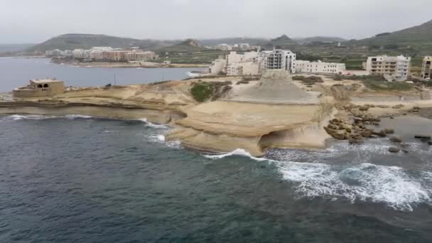 4K关于马耳他戈佐岛流行岩层的空中图像 以建筑物为背景的沿海海景 — 图库视频影像