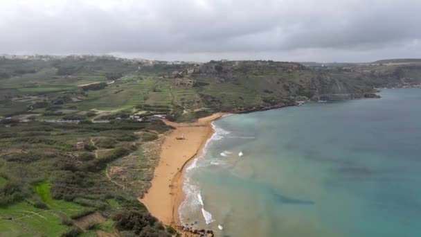 ラムラ湾 ゴゾ島 マルタのビーチで美しい風景の空中ビュー 地中海の観光地 — ストック動画