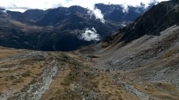 スイスのアルプスの中の広大な山々と谷を探検するパンフォワード — ストック動画