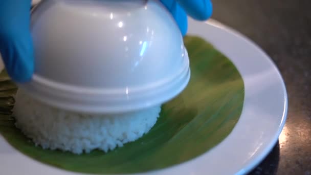 香蕉叶蛋和咖喱菜上的米团 — 图库视频影像