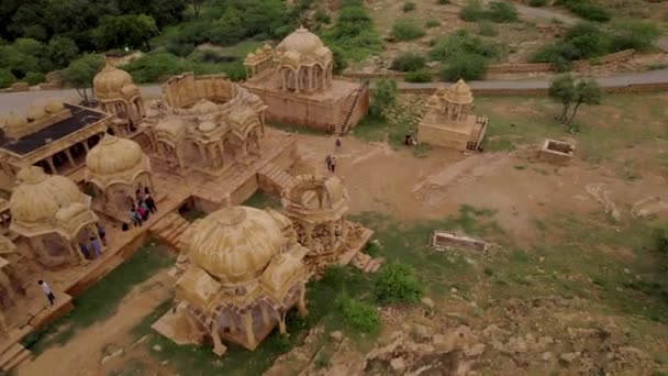 Luftaufnahme Von Touristen Die Die Historischen Chhatri Kenotaphs Von Bada — Stockvideo