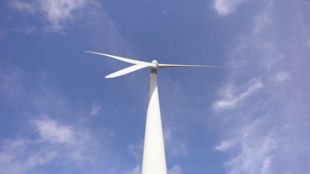 Düşük Açı Modern Rüzgâr Türbini Parlak Mavi Gökyüzü Arkaplanda Alternatif — Stok video