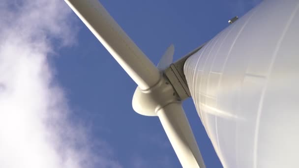 Enorme Torre Turbina Viento Que Genera Electricidad Con Fondo Cielo — Vídeos de Stock