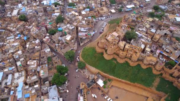 Drone Volando Sobre Antiguo Tradicional Paisaje Urbano Que Rodea Antiguo — Vídeo de stock