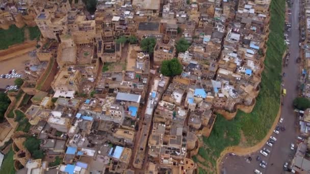 无人机向后飞行 揭示了印度拉贾斯坦邦的贾萨默要塞 世界上为数不多的活的堡垒之一 — 图库视频影像