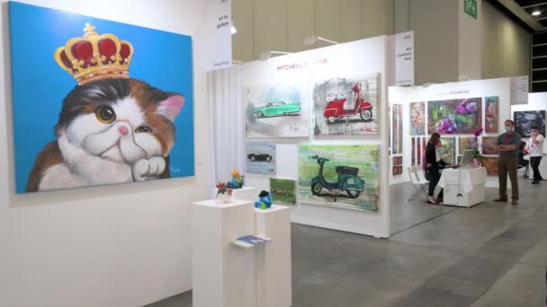 Art Exhibitor Salespeople Seen Booth Ready Art Buyers Arrive Contemporary — Stock Video