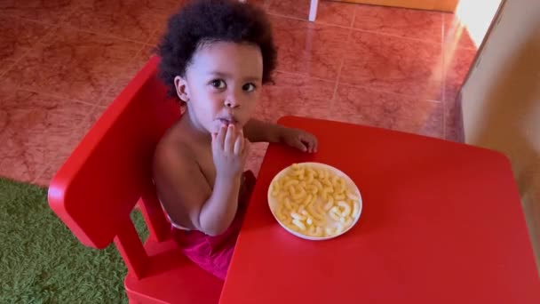 Exótico Garoto Americano Africano Dois Anos Comendo Lanche Queijo Sentado — Vídeo de Stock