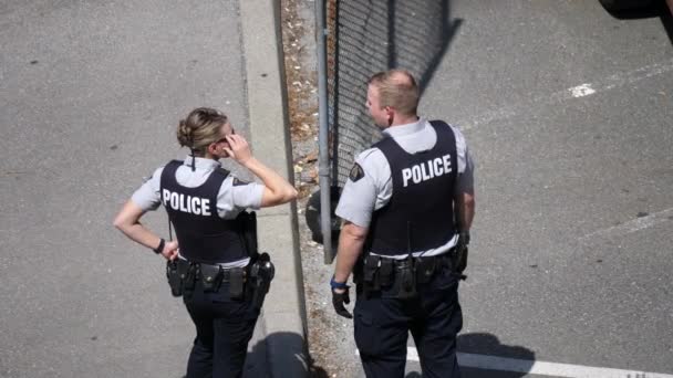 Die Bewegung Der Polizisten Die Neben Der Polizeiwache Coquitlam Miteinander — Stockvideo