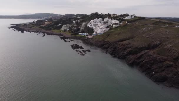 Luftaufnahme Der Schönen Küste Mit Weißen Griechischen Häusern Punta Ballena — Stockvideo