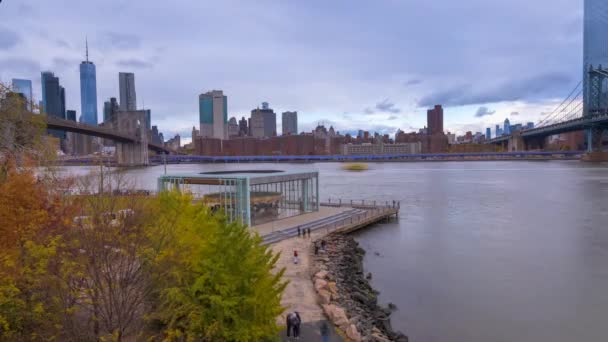 Lapso Tiempo Del Brooklyn Bridge Park Con Gente Caminando Barcos — Vídeo de stock