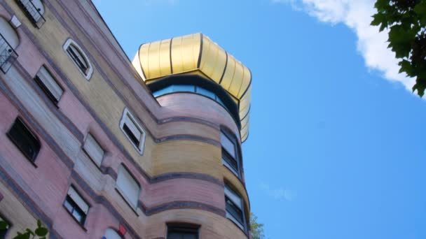 森林スパイラルWaldspirale Darmstadt Hundertwasser有名なカラフルなドイツのファサード安定したジンバル晴れた日に撮影したクローズアップ青い空の雲 — ストック動画