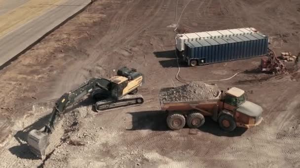 建設現場を旅する未舗装のダンプトラックの鳥の目のビュー — ストック動画