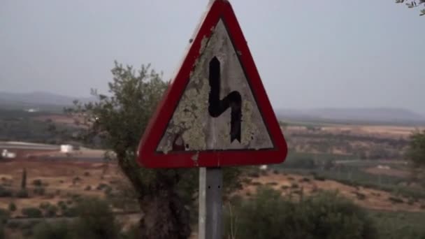 Vorbei Einem Portugiesischen Verkehrszeichen Steile Kurve Voraus — Stockvideo