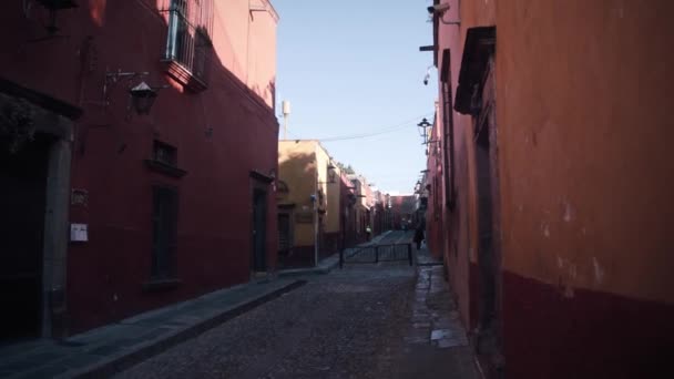 Går Nerför Gata San Miguel Allende — Stockvideo