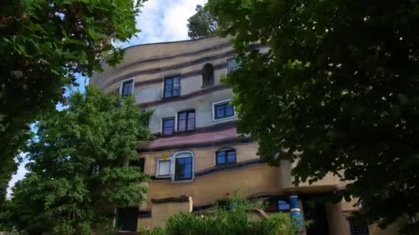 森スパイラルWaldspirale Darmstadt Hundertwasser有名なカラフルなドイツのファサードを着実にプッシュアウトジンバルショット晴れた日に青空 — ストック動画