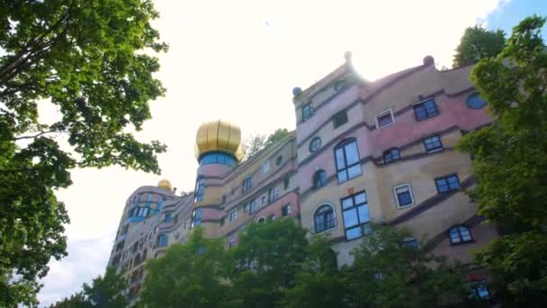 フォレストスパイラルWaldspirale Darmstadt Hundertwasser有名なカラフルなドイツのファサード着実に押しでジンバルショットで太陽の青い空 — ストック動画