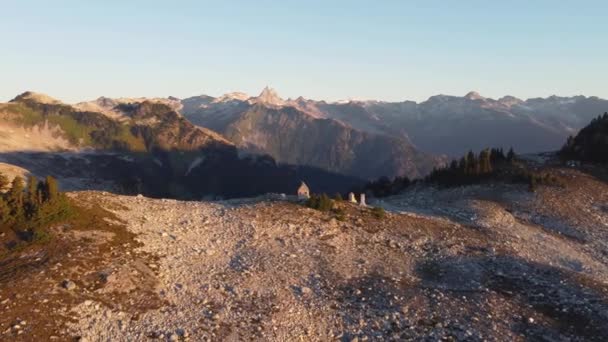 加拿大不列颠哥伦比亚省落基山脉景观背景下 落日空中无人机冲向啤酒峰孤峰 — 图库视频影像