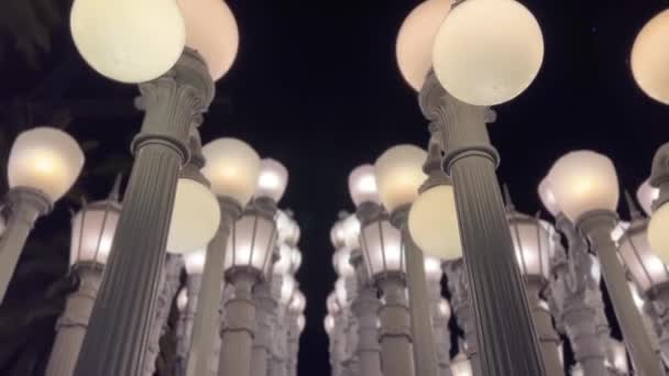 Instalação Luzes Urbanas Entrada Museu Lacma Visto Noite Pan Para — Vídeo de Stock
