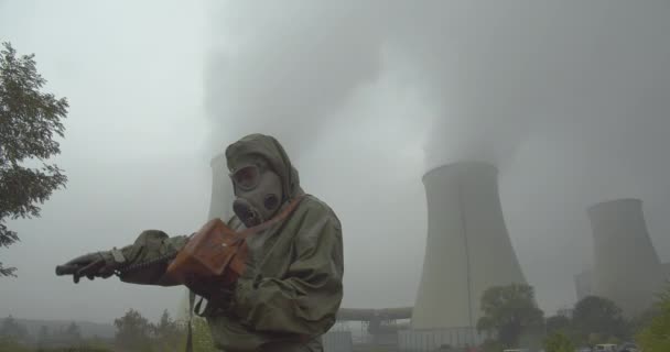 Soldado Fato Protecção Verifica Uma Fuga Radiação Fora Das Torres — Vídeo de Stock