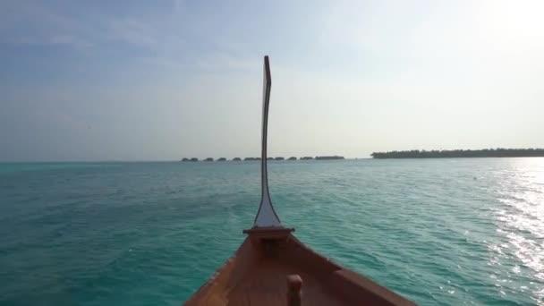 Voorzijde Van Traditionele Maldiven Houten Dhoni Boot Varen Naar Eiland — Stockvideo