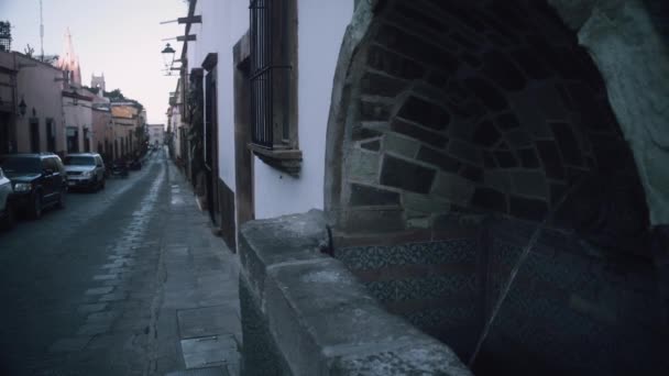 ミゲル アレンデのメキシコ通りの脇にある小さな噴水 — ストック動画