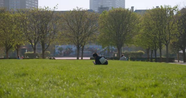 Los Jóvenes Disfrutan Día Soleado Parque Ciudad París Vista Trasera — Vídeos de Stock