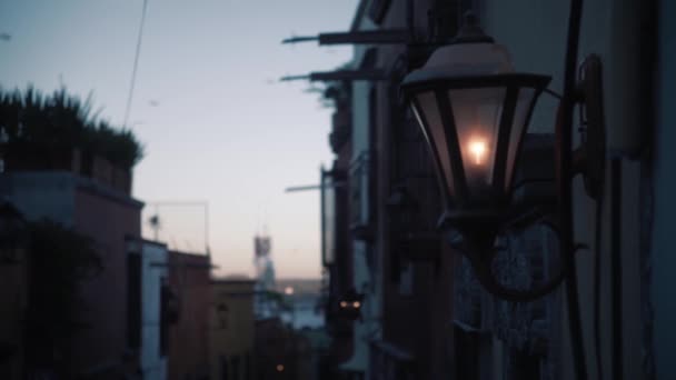 圣米格尔德阿伦德大街上的一个古董灯笼 — 图库视频影像