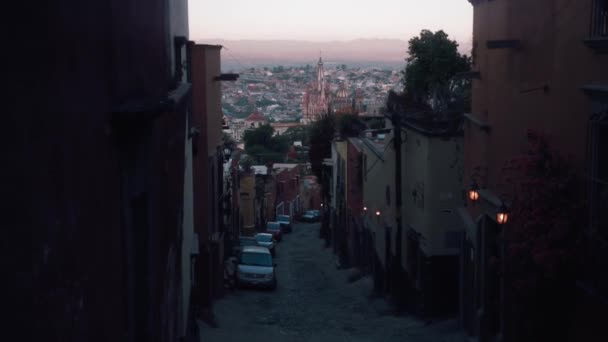 Går Ner Gata San Miguel Allende Med Kyrka Parroquia San — Stockvideo