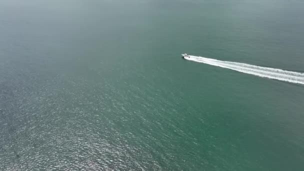 Drone Disparo Barco Motor Creando Gran Velorio Aguas Profundas — Vídeo de stock